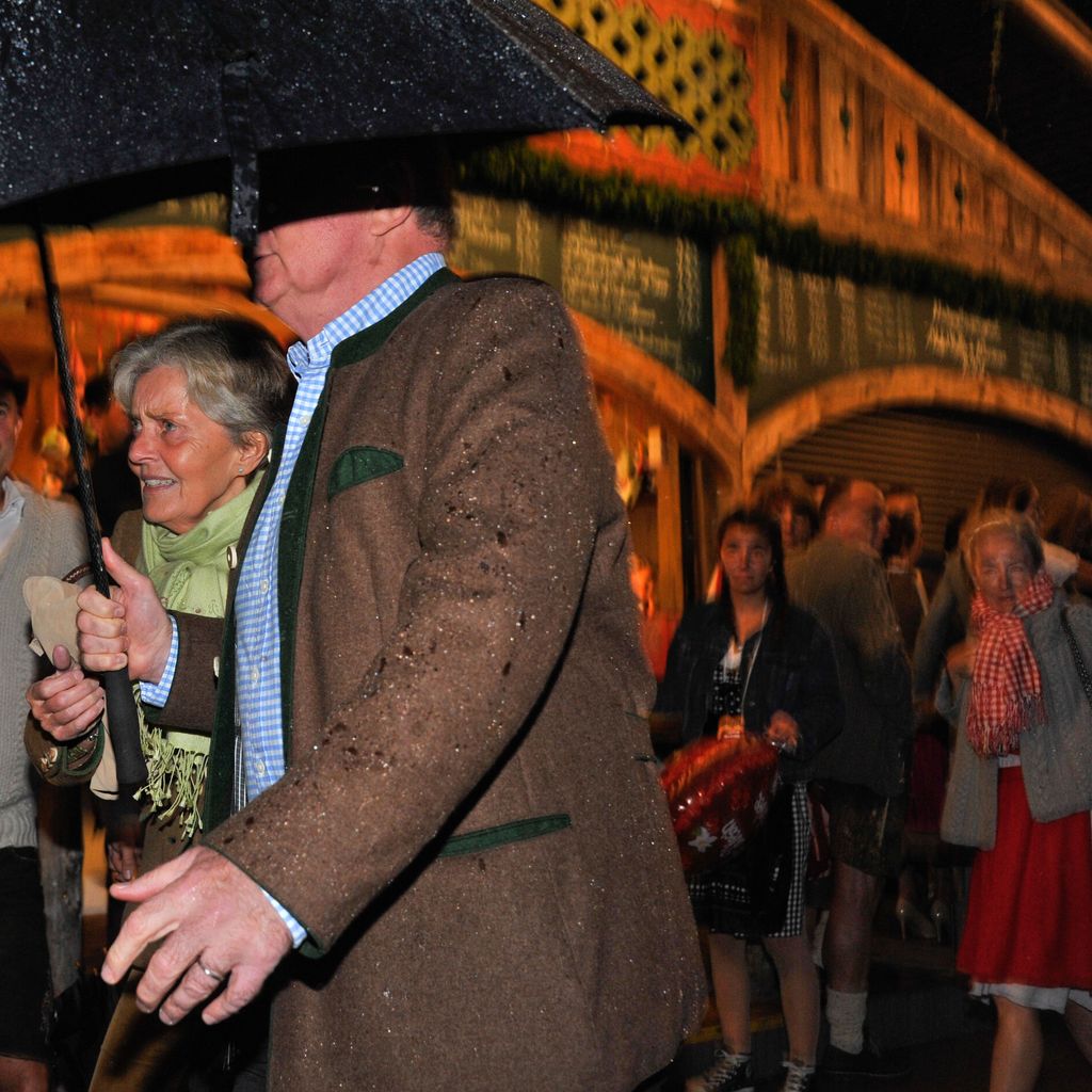 Uli Hoeneß und seine Frau Susanne verstecken sich auf der Wiesn