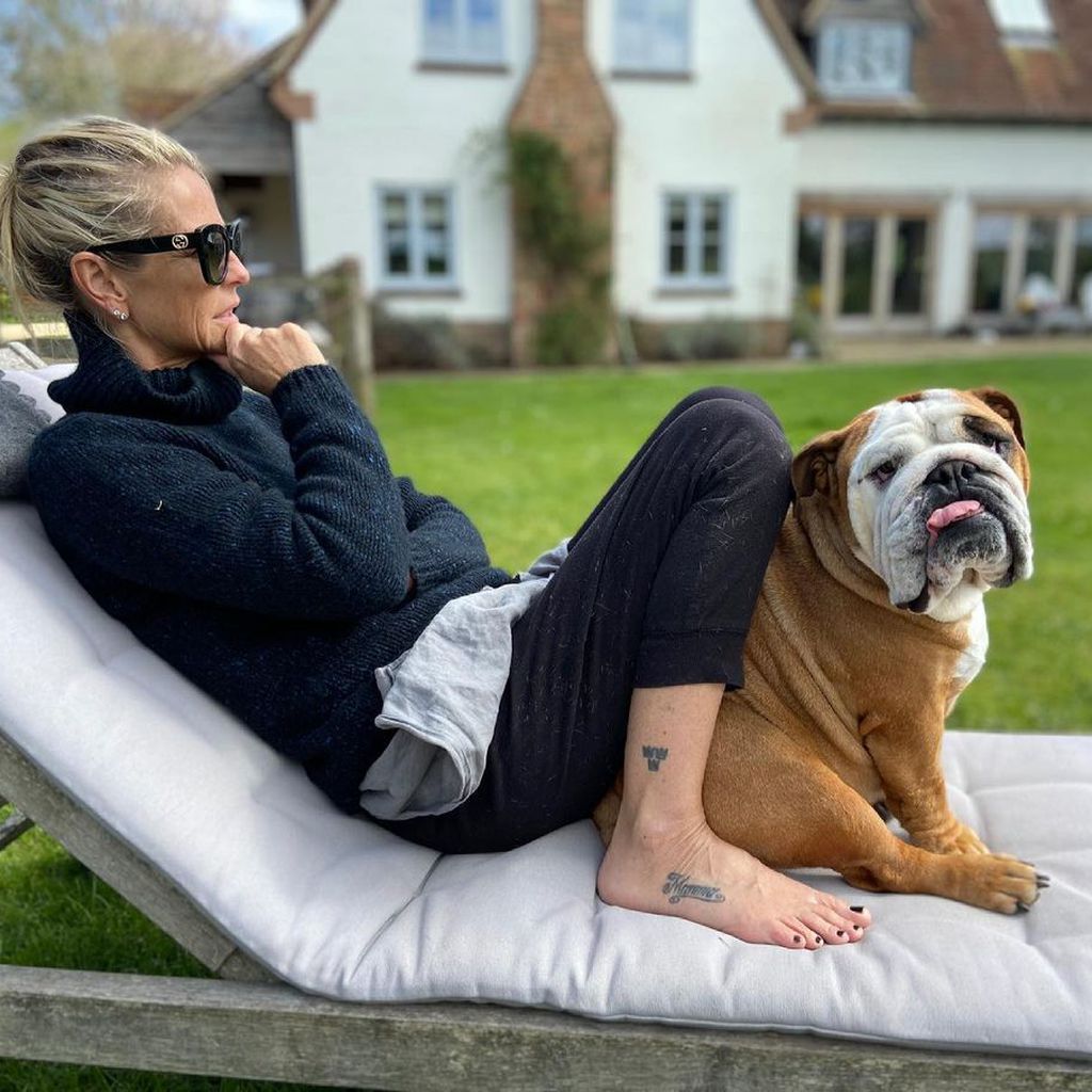 Ulrika Jonsson und ihre Bulldogge Fella im April 2021