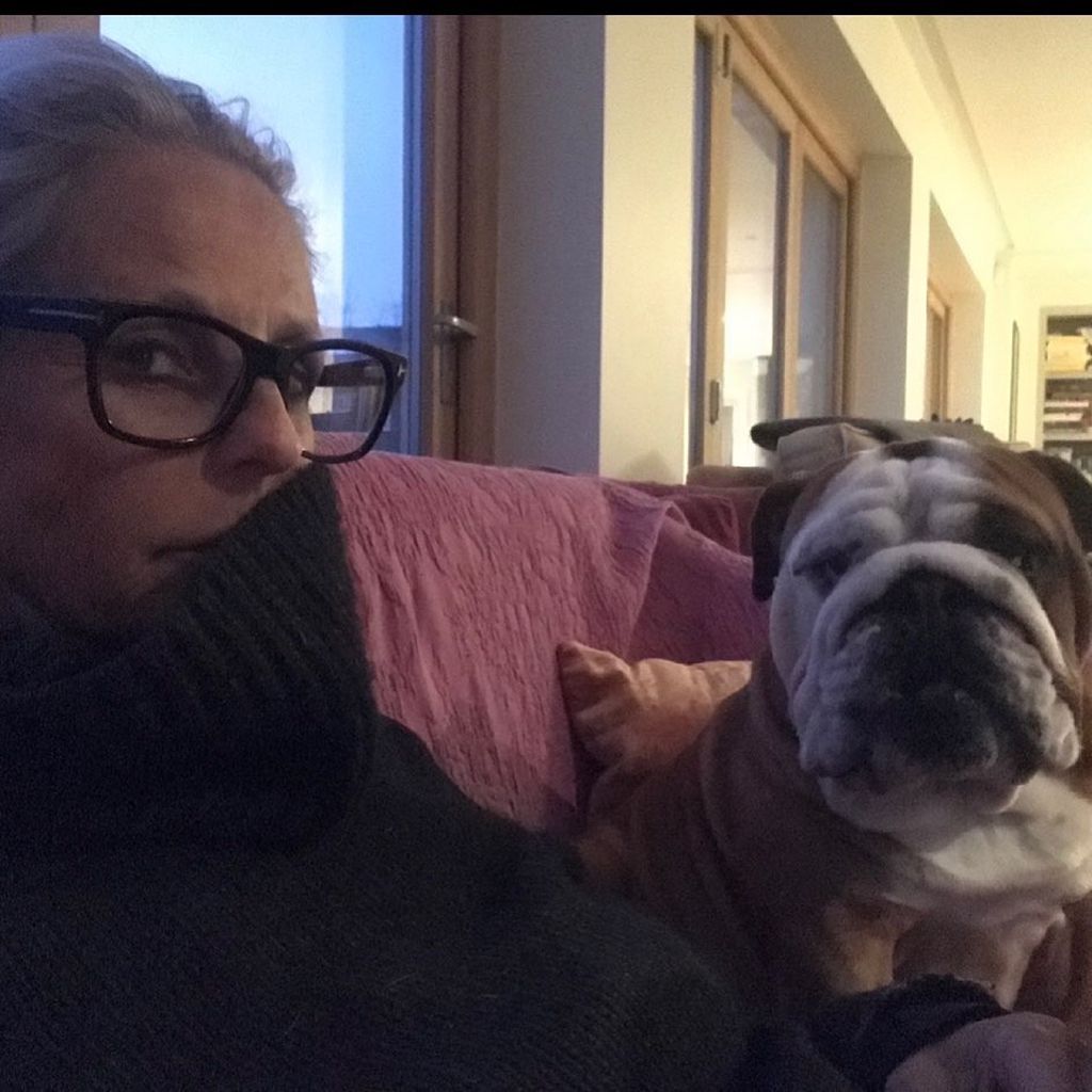 Ulrika Jonsson und ihr Hund im März 2020