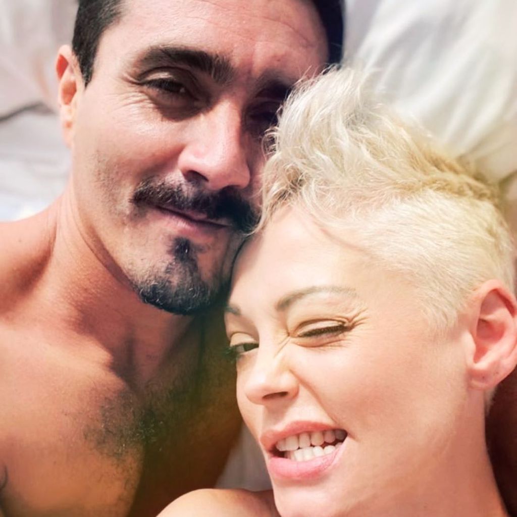 Unbekannter und Rose McGowan im Juli 2020