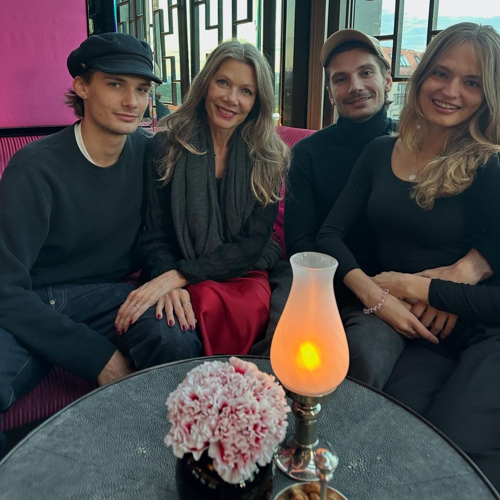 Ursula Karven mit ihren Söhnen Liam und Christopher Veres und Schwiegertochter Anna Mila Guyenz