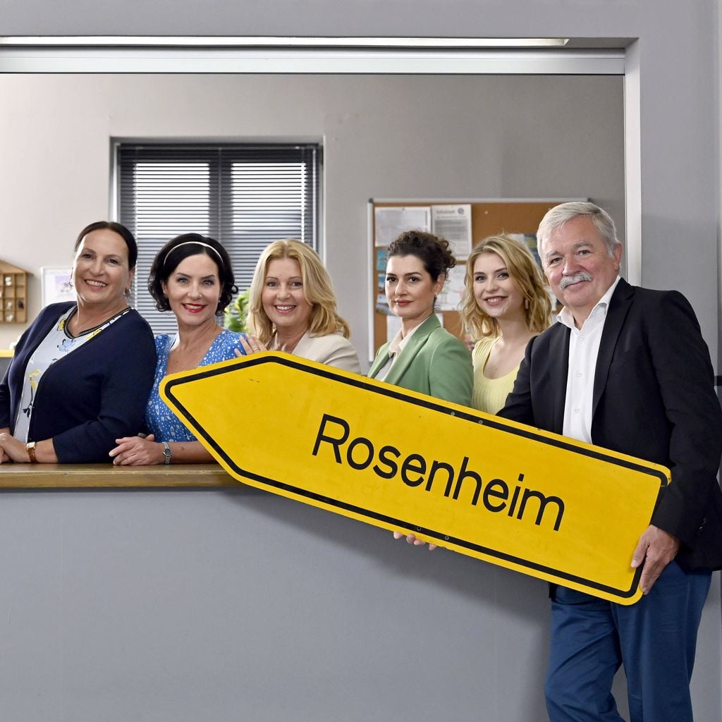 Ursula Maria Burkhart, Marisa Burger, Karin Thaler, Anastasia Papadopoulou, Sarah Thonig und Alexander Ollig in "Die Rosenheim-Cops" 2023