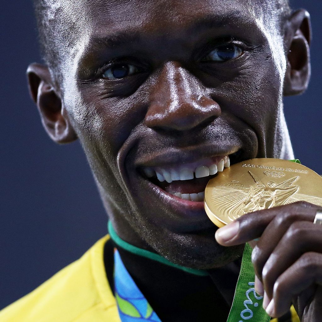 Usain Bolt mit seiner Olympia-Goldmedaille für die 4x100 Meter Männerstaffel in Rio