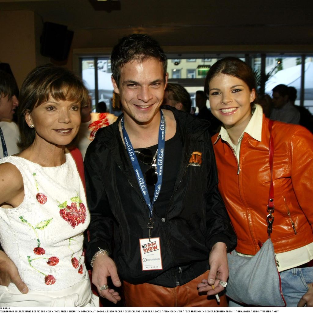 Uschi Glas mit ihren Kindern Ben und Julia Tewaag im Jahr 2002