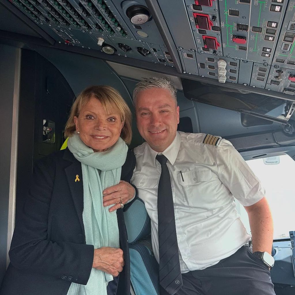 Uschi Glas im Cockpit mit Serien-Sohn Florian Stubenvoll, der jetzt Pilot ist