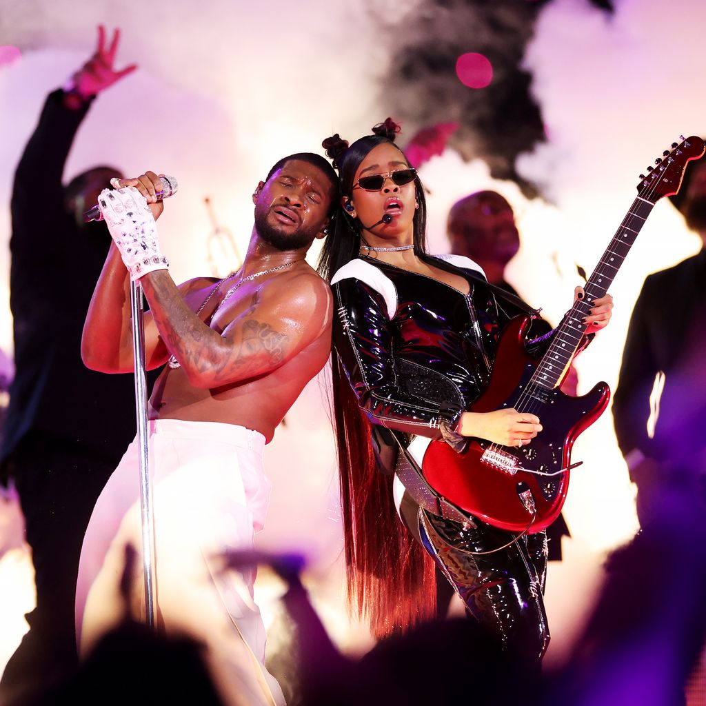 Usher und H.E.R. beim Super Bowl 2024