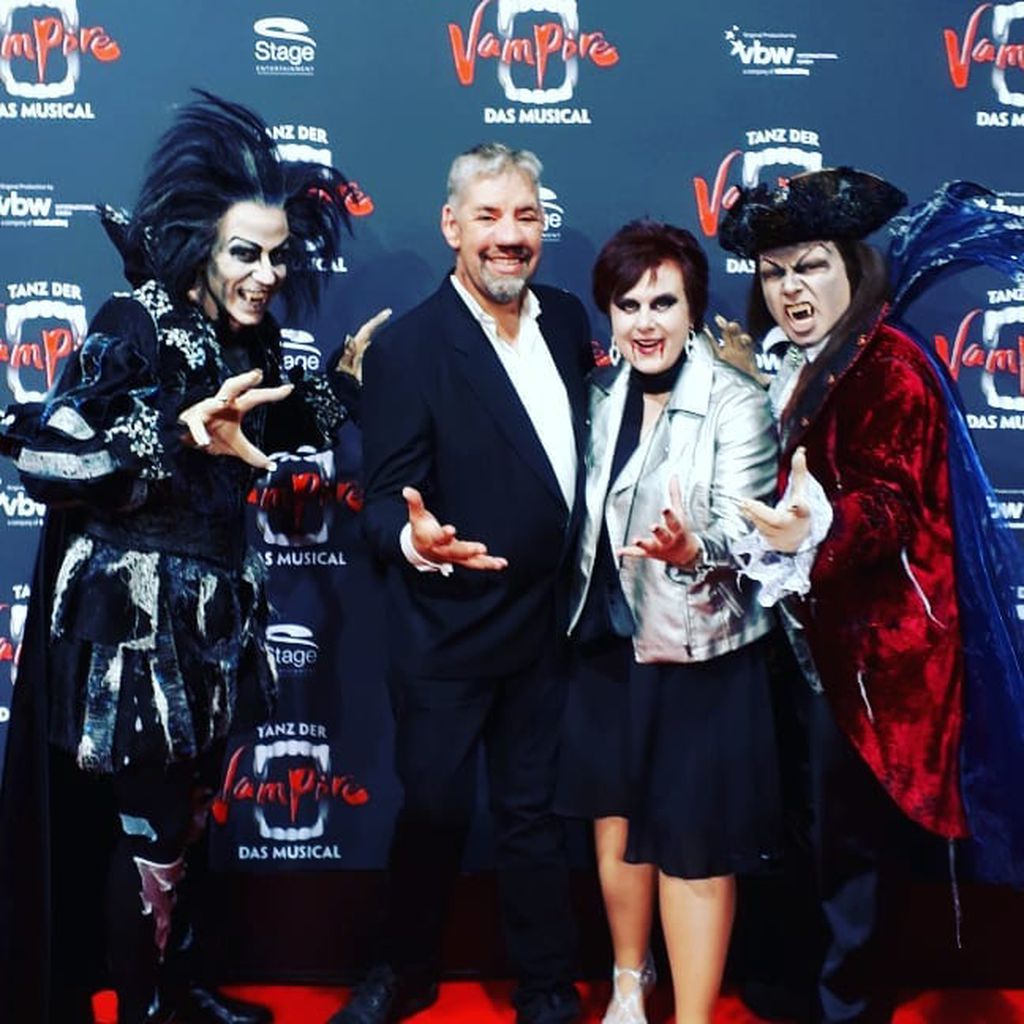 Uwe und Iris Abel mit Vampiren bei der Premiere von "Tanz der Vampire" in Oberhausen