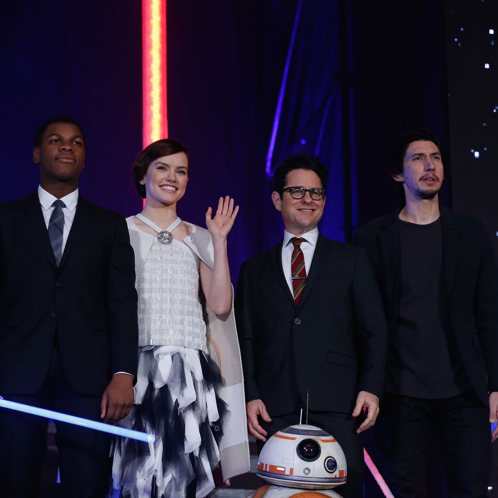 John Boyega, Daisy Ridley, J. J. Abrams, Adam Driver und ein Sturmtruppler (v.l.)