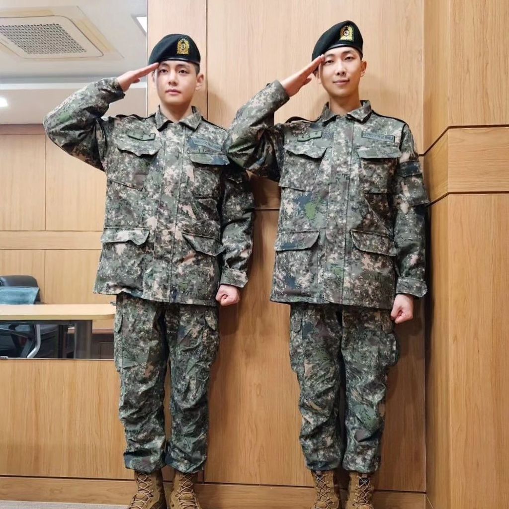 V und Namjoon während ihrer Wehrdienstausbildung, Januar 2024