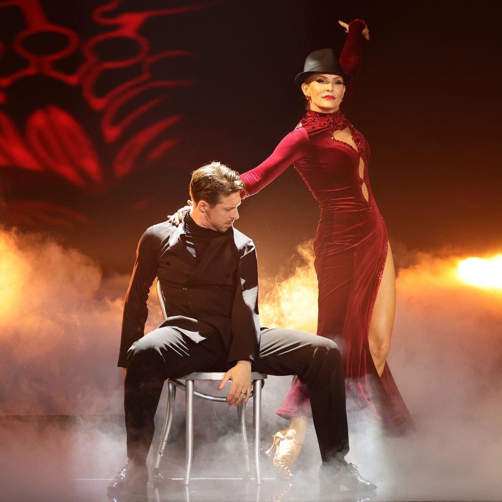 Valentin Lusin und Sonya Kraus tanzen bei der "Let's Dance"-Kennenlernshow in Köln