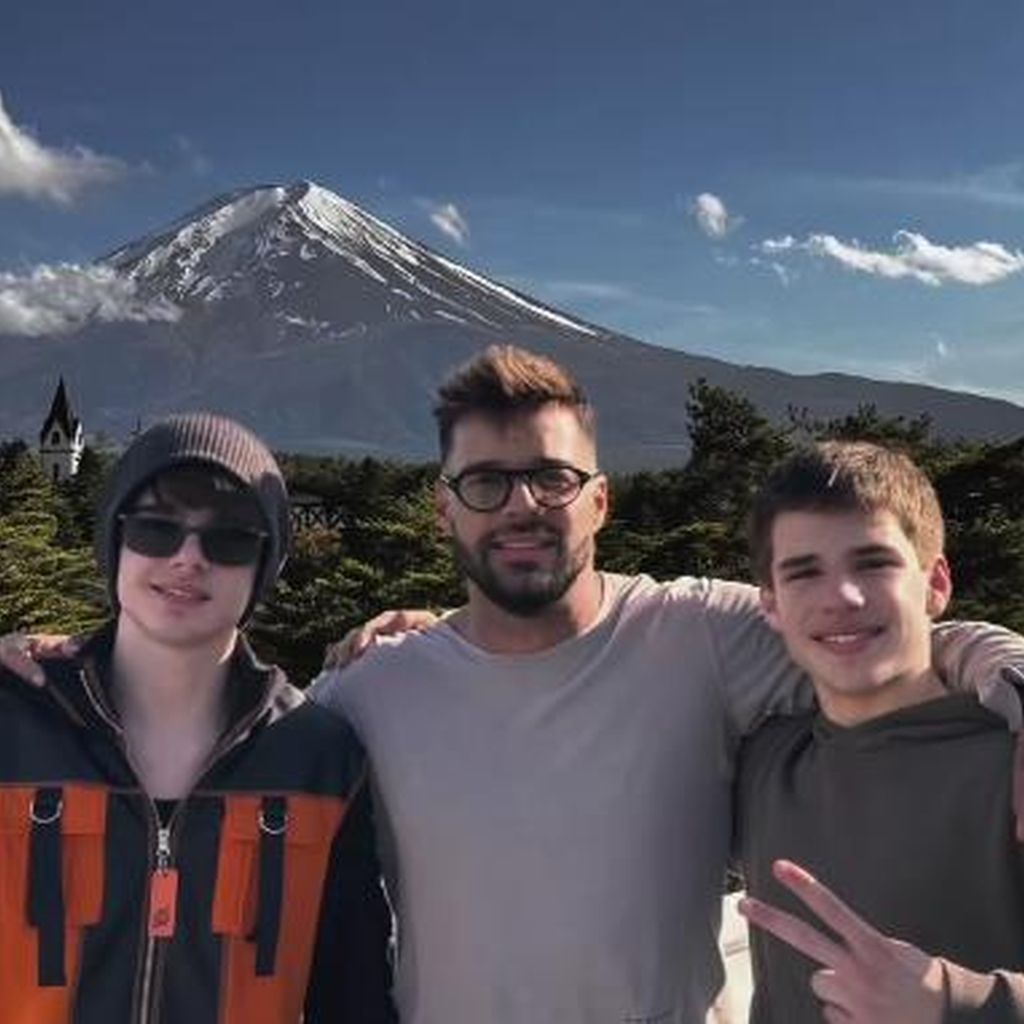Valentino Martin, Ricky Martin and Matteo Martin im April 2024