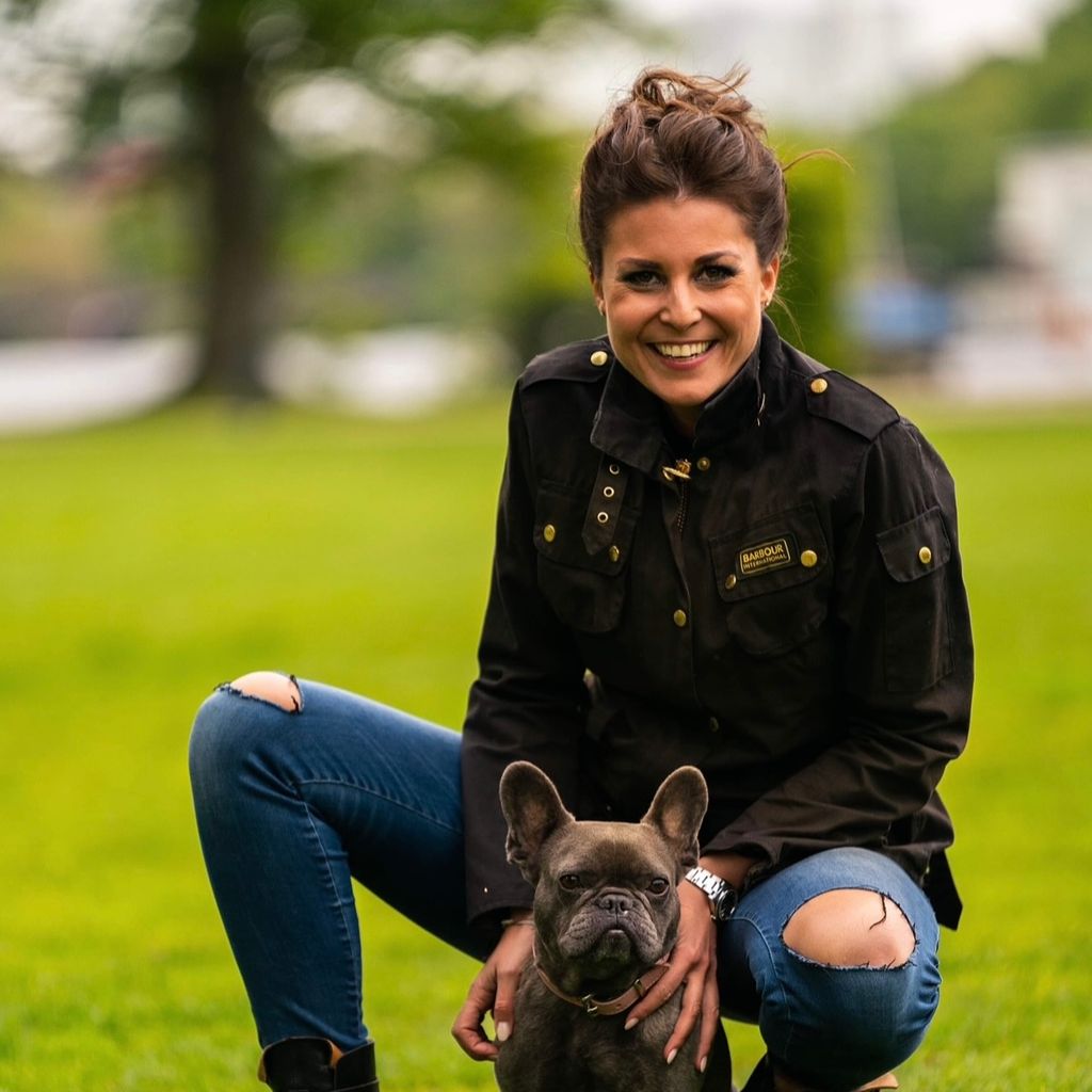 Vanessa Blumhagen mit ihrem Hund Enna