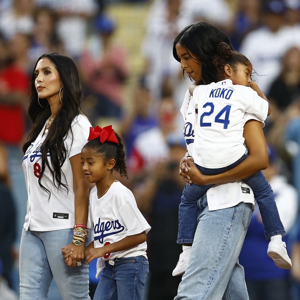 Vanessa Bryant, Bianka Bryant, Natalia Bryant und Capri Bryant im Dodger Stadion in Los Angeles