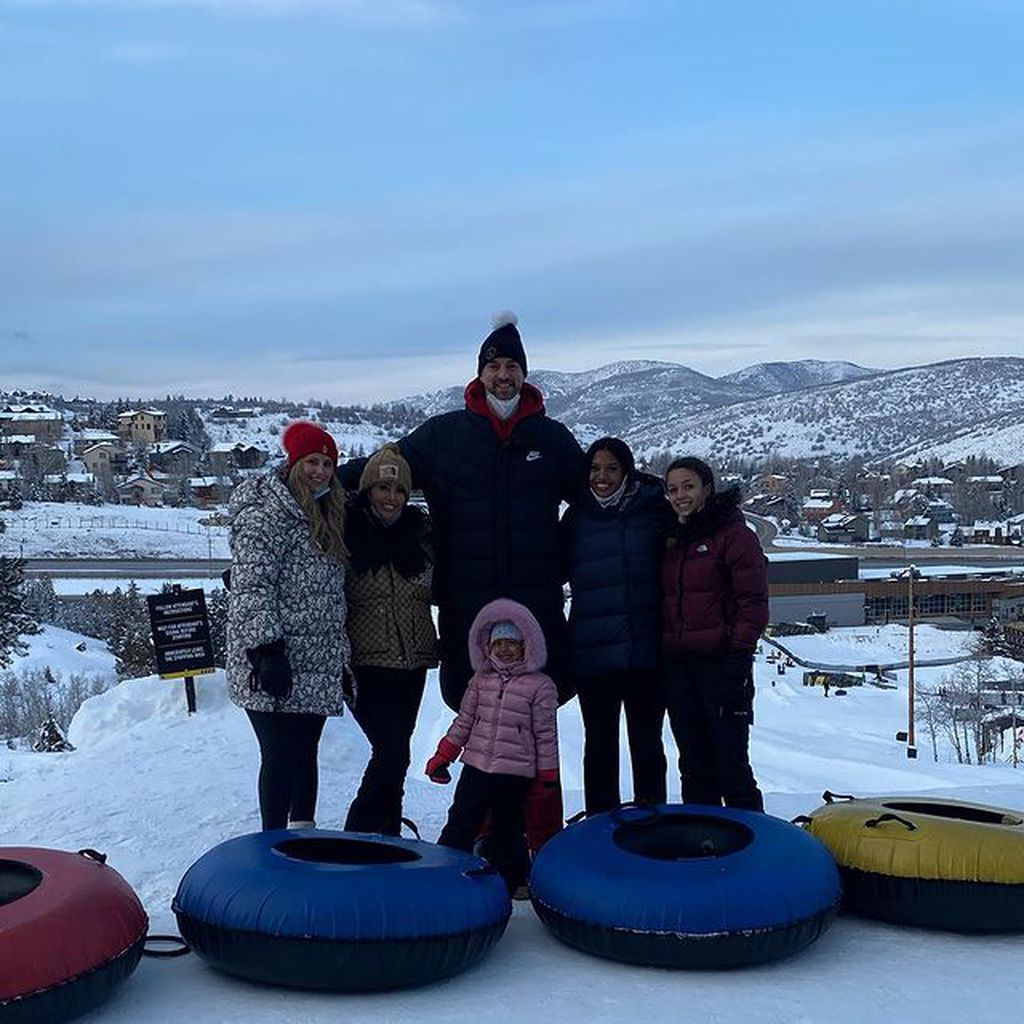 Vanessa Bryant mit ihren Töchtern und zwei Freunden im Schnee