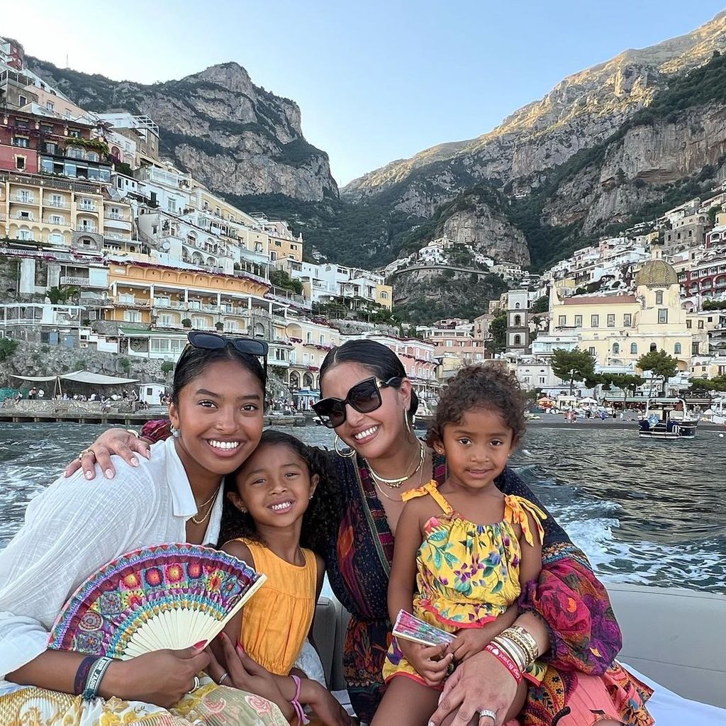 Vanessa Bryant mit ihren Töchtern Natalia, Capri und Bianka im Juli 2022