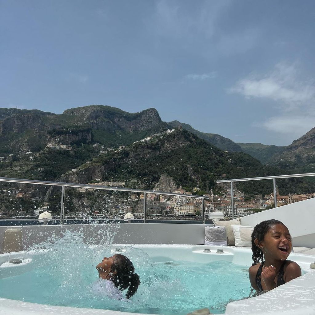 Bianka und Capri Bryant planschen im Pool