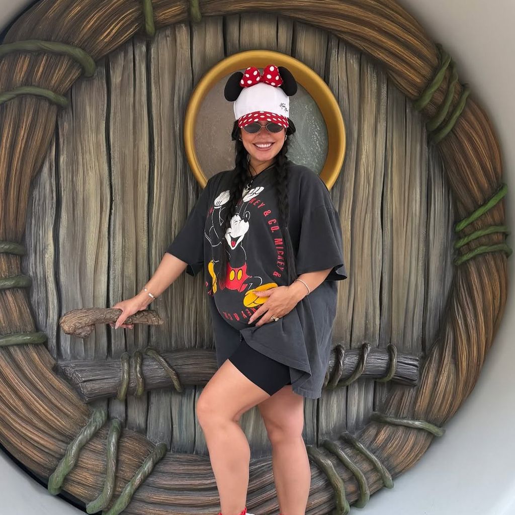 Vanessa Hudgens im Disneyland 2025
