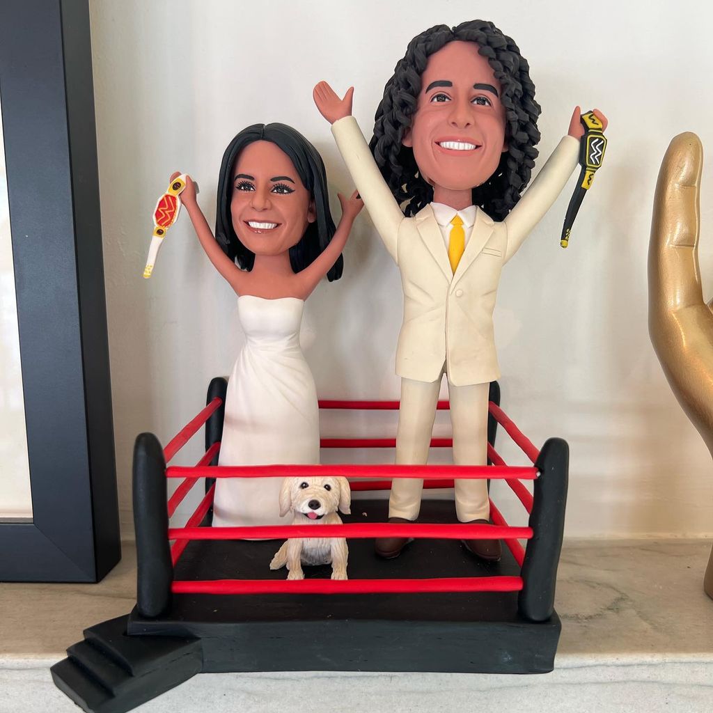 Vanessa Hudgens und Ehemann Cole Tucker als Wackelkopffiguren