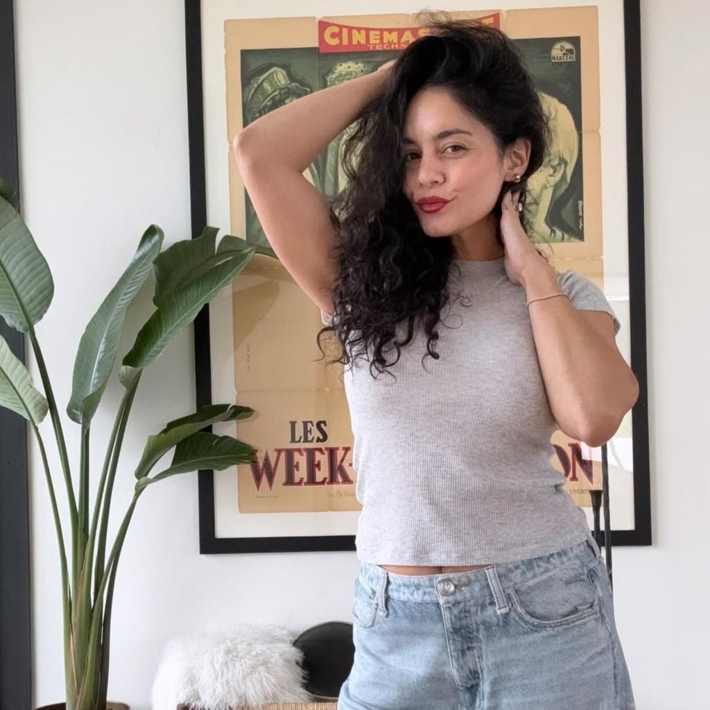 Vanessa Hudgens zeigt stolz, dass sie wieder in ihre Hosen passt.