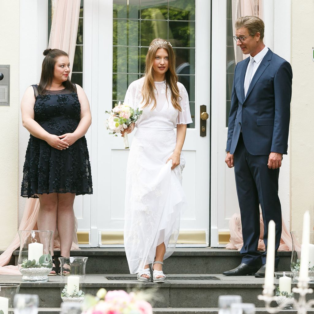 Vanessa (Julia Augustin), Nathalie (Amrei Haardt) und Christoph (Lars Korten) bei AWZ