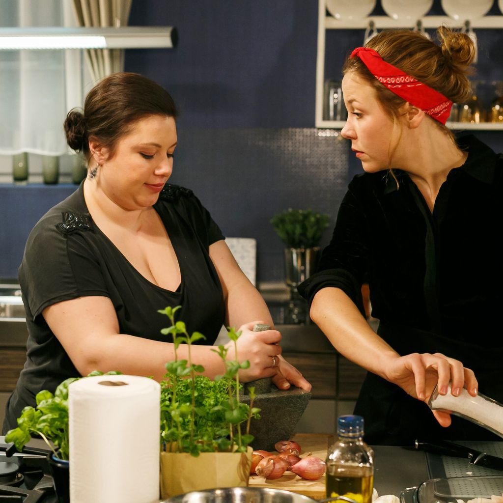 Vanessa (Julia Augustin) und Ina (Franziska van der Heide) bei "Alles was zählt"