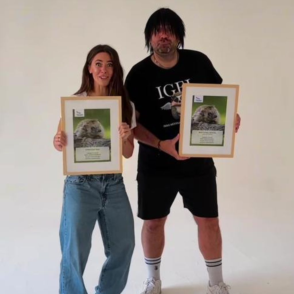 Vanessa Mai und Ikke Hüftgold mit ihrer NABU-Urkunde