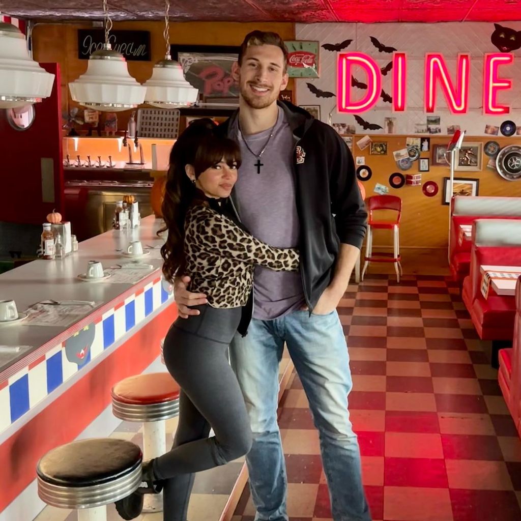 Vanessa Morgan und James Karnik