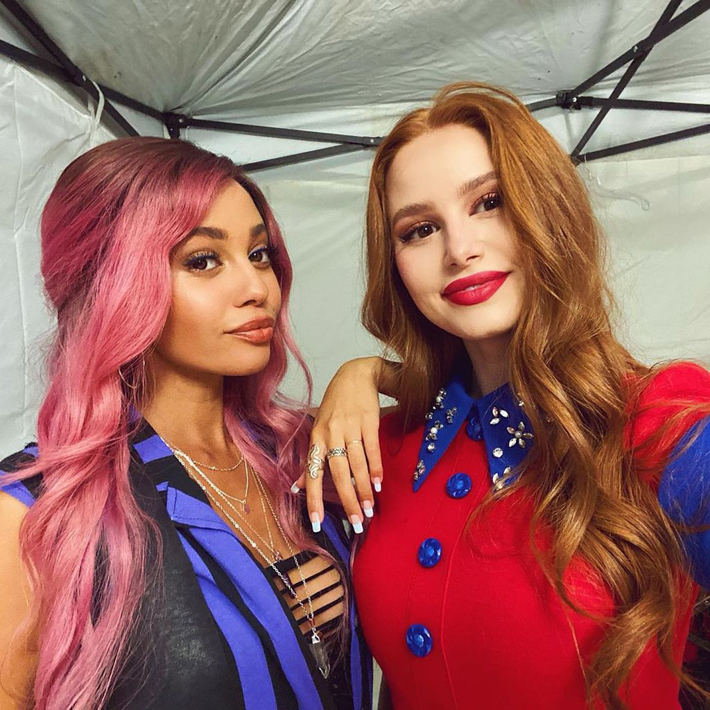 Vanessa Morgan und Madelaine Petsch im September 2020