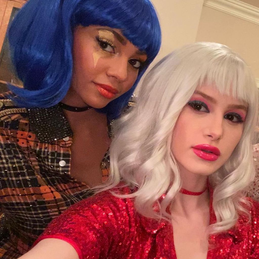 Vanessa Morgan und Madelaine Petsch am Set von "Riverdale"