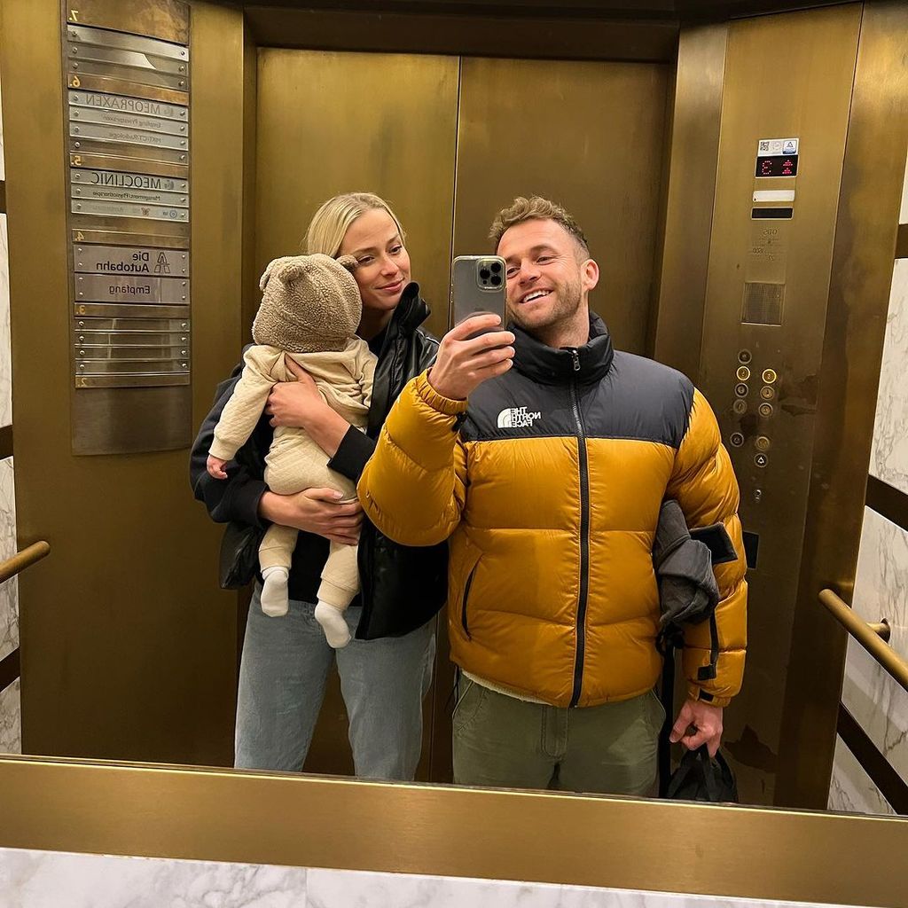 Vanessa und Philipp Stehler mit ihrem Kind