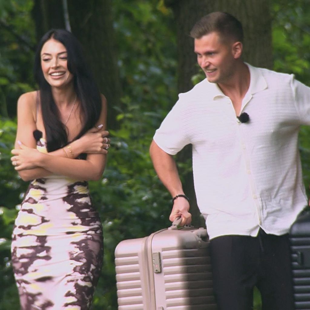 Vanessa Brahimi und Richard Sternberg beim Einzug in "Das Sommerhaus der Normalos"