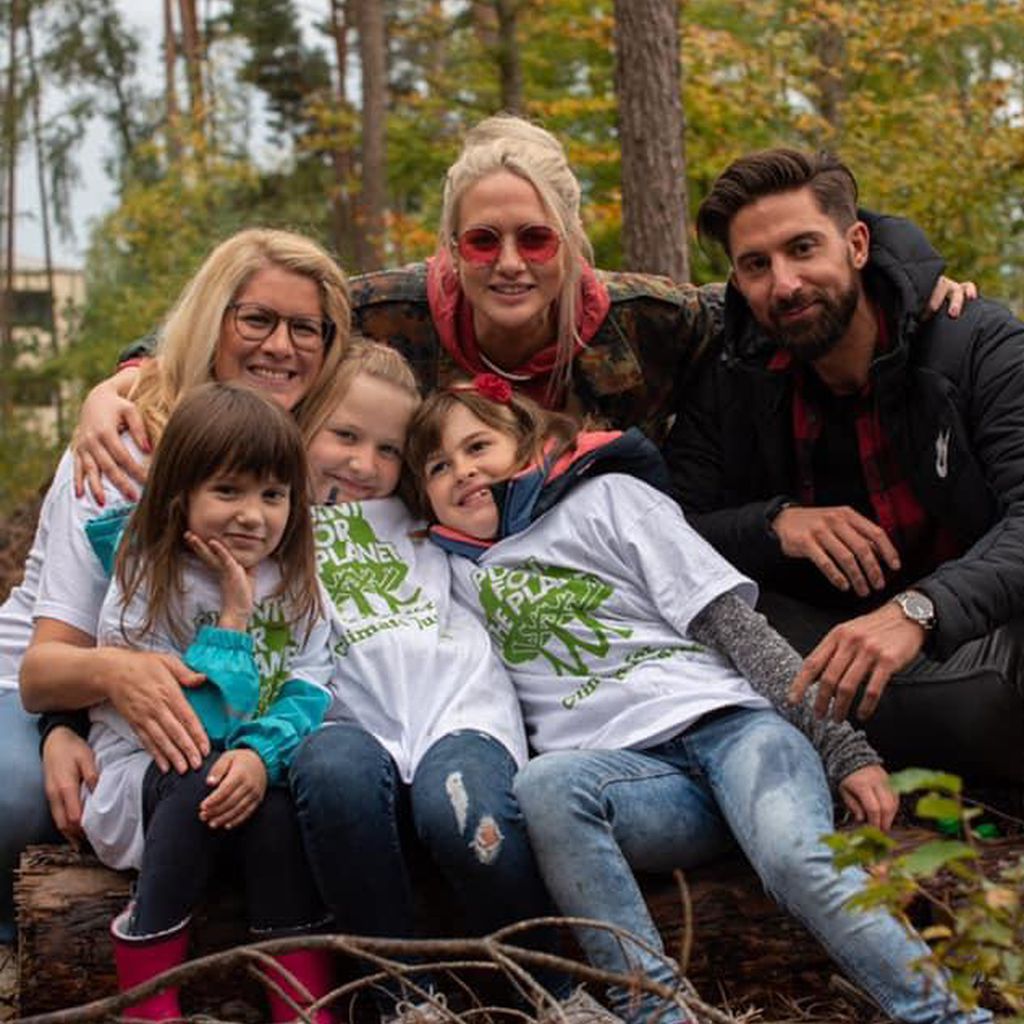 Vanessa Weber, Sarah Knappik und Sebastian Fobe bei ihrer "Plant for the Planet"-Aktion