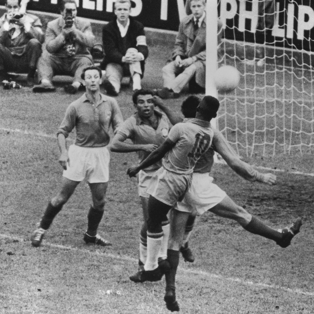 Vavá und Pelé (Rückennummer 10) im Getümmel vor dem französischen Tor im WM-Halbfinale 1958 in Solna; Brasilien besiegt Frankreich 5:2