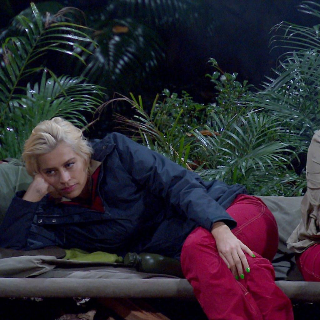 Verena Kerth und Claudia Effenberg am Lagerfeuer