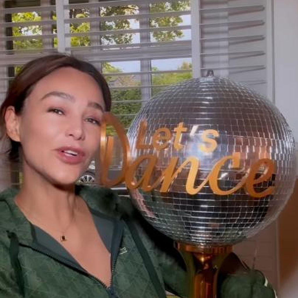 Verona Pooth mit dem "Let's Dance"-Pokal im Mai 2025