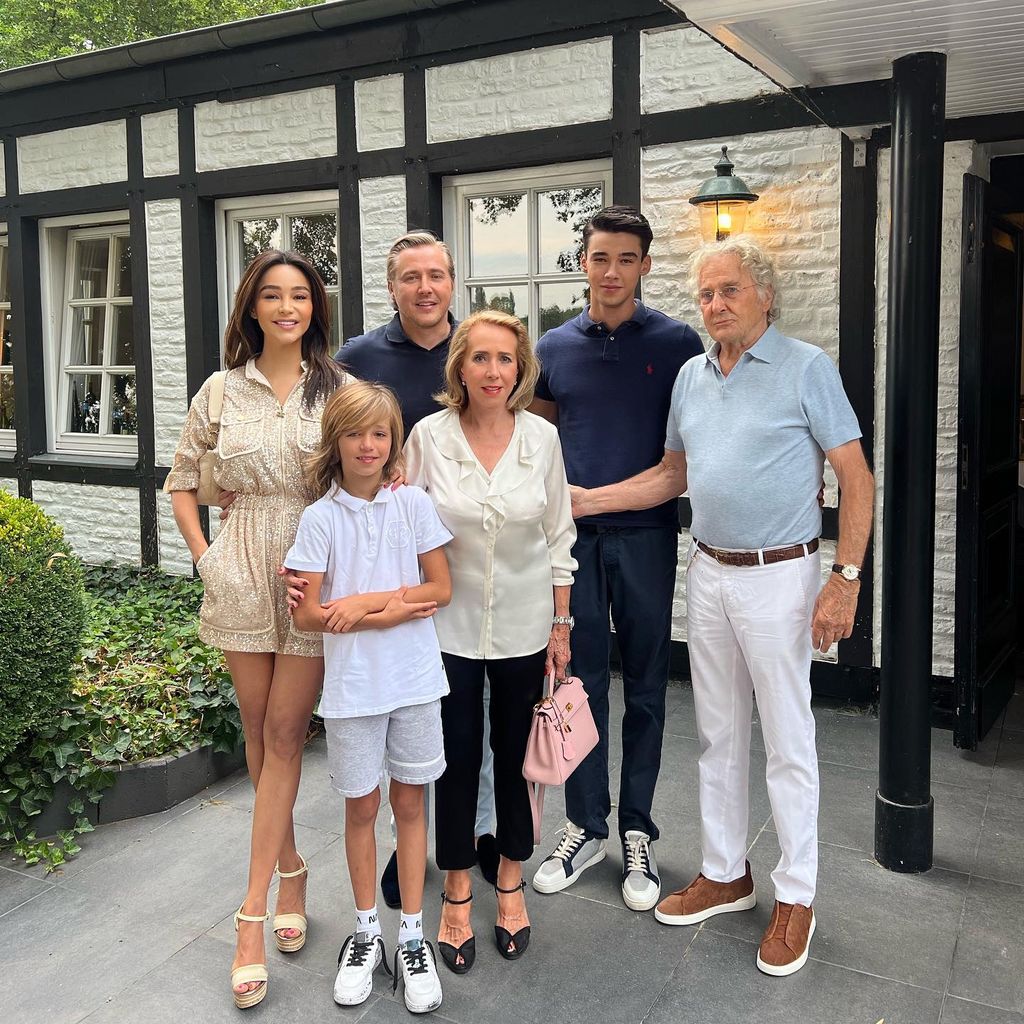 Verona Pooth mit ihrer Familie und ihrem Schwiegervater Franjo Senior (R.)