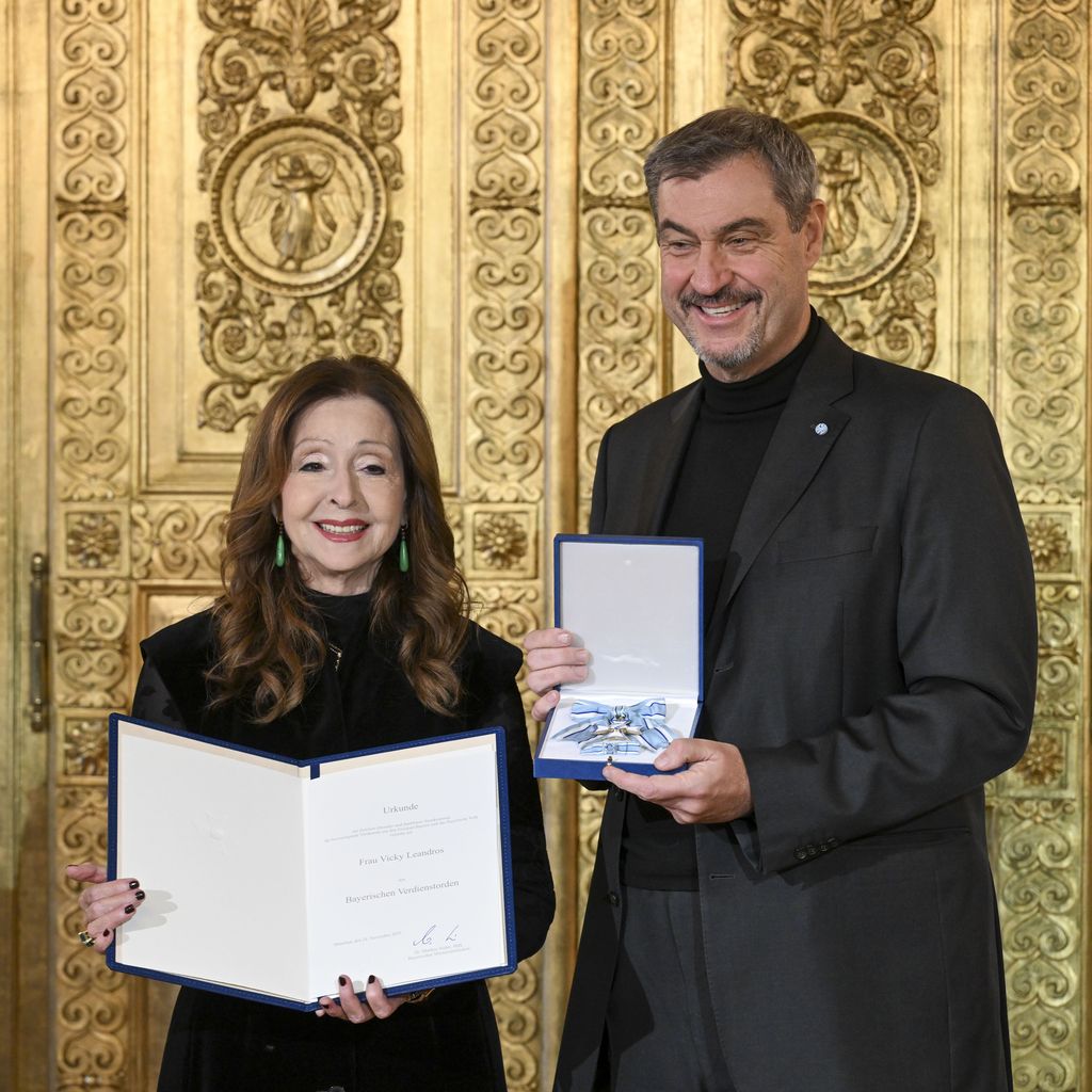 Vicky Leandros erhält den Bayerischen Verdienstorden von Markus Söder im Prinz-Carl-Palais in München
