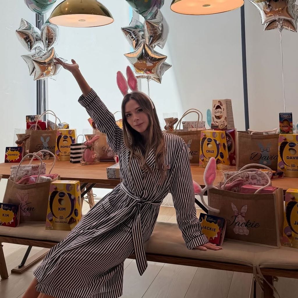 Victoria Beckham posiert an Ostern mit Geschenken für die Familie, April 2026