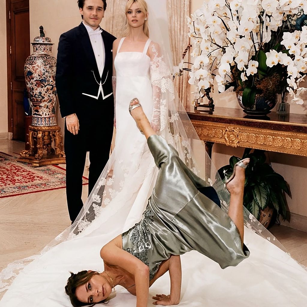 KI-generiertes Bild von Victoria Beckham, vor ihrem Sohn Brooklyn und Schwiegertochter Nicola