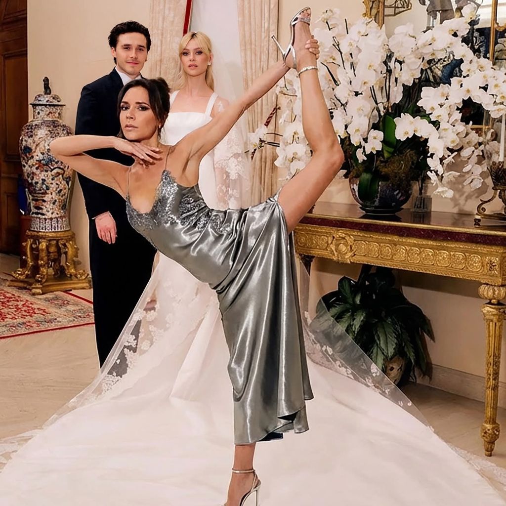 KI-generiertes Bild von Victoria Beckham, vor ihrem Sohn Brooklyn und Schwiegertochter Nicola