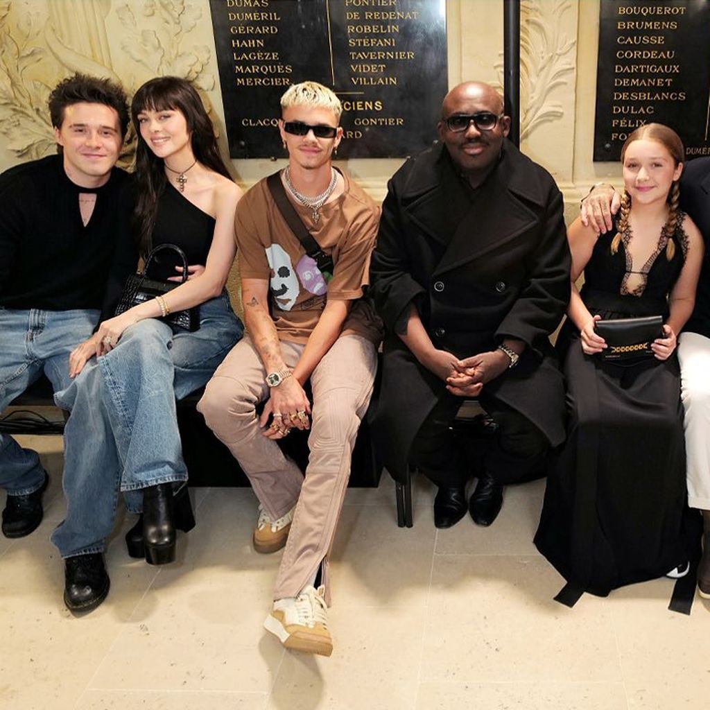 Victoria Beckhams Familie und Gäste bei ihrer Fashion-Show in Paris