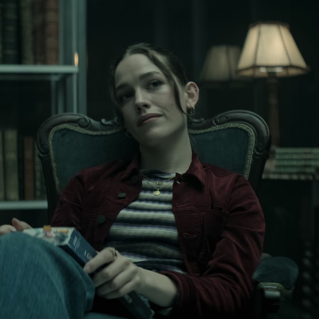 Victoria Pedretti in "You"