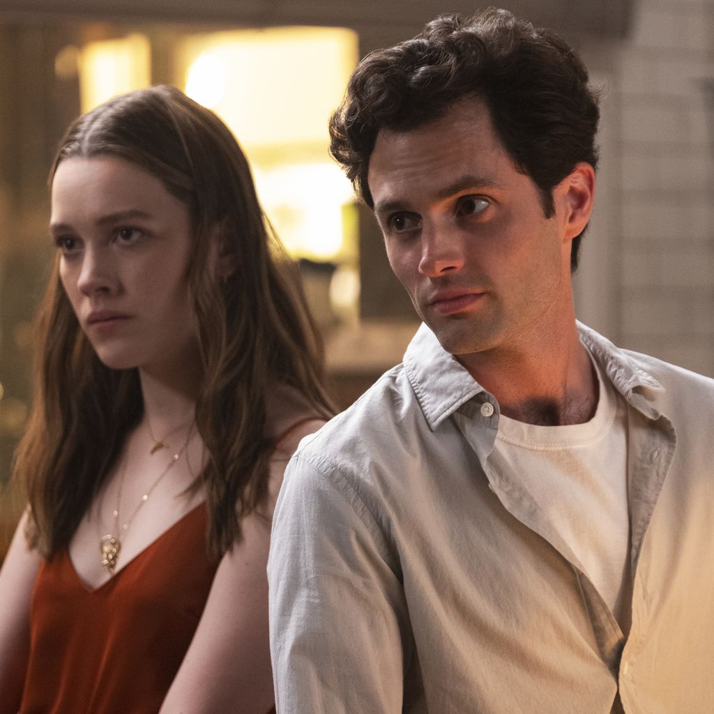 Victoria Pedretti und Penn Badgley in der Serie "You", Staffel 2