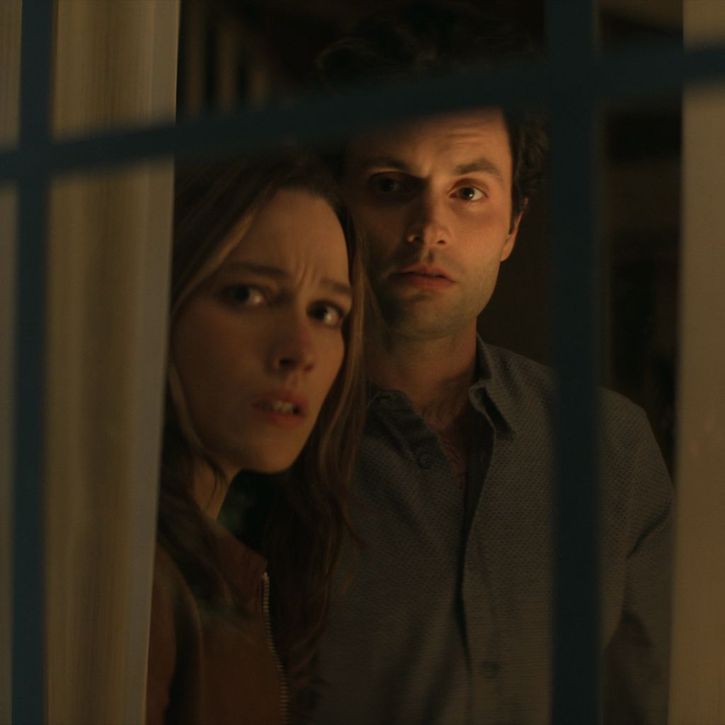Victoria Pedretti und Penn Badgley in "You"-Staffel drei
