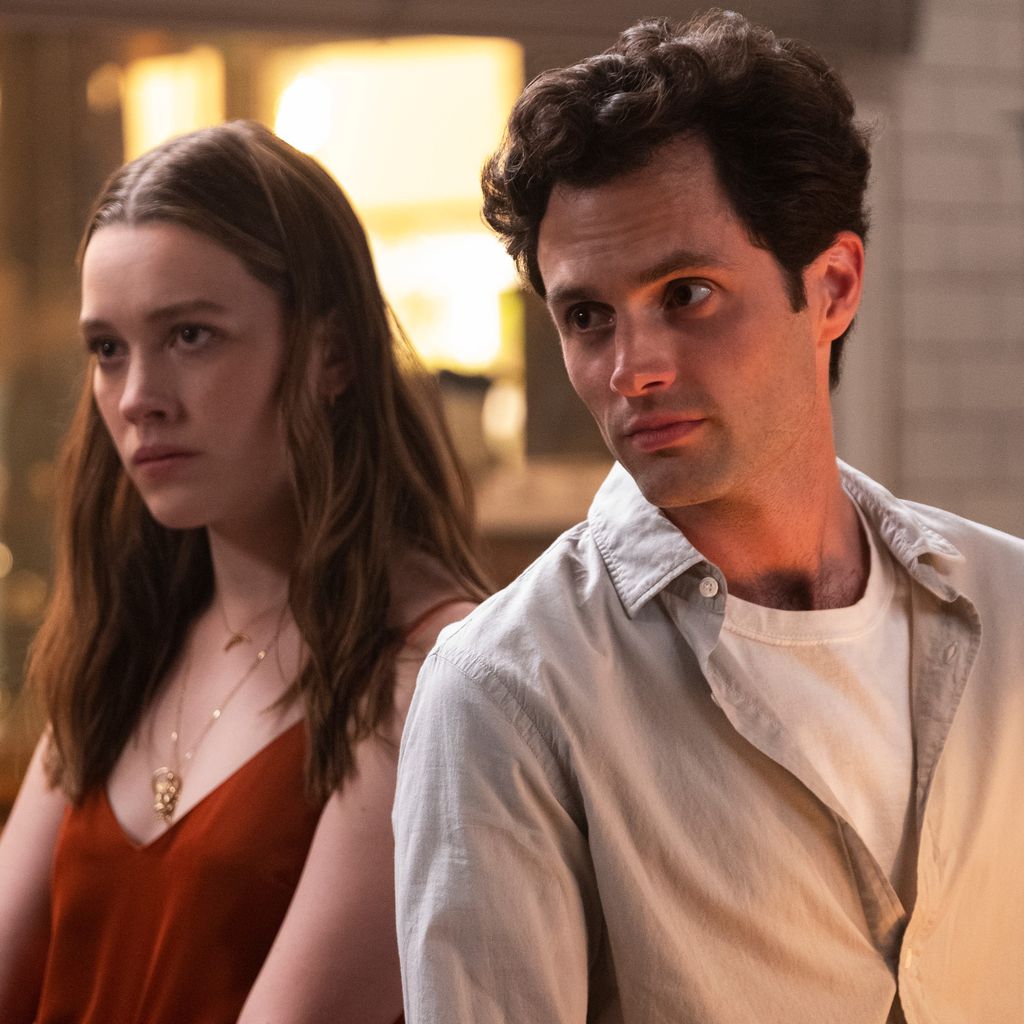 Victoria Pedretti und Penn Badgley in "You"