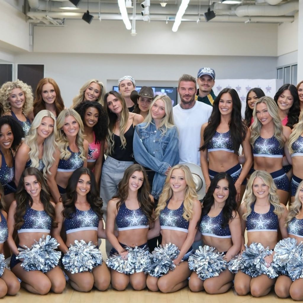 Victoria, Romeo, Harper, David und Cruz Beckham mit den Dallas Cowboys Cheerleaders