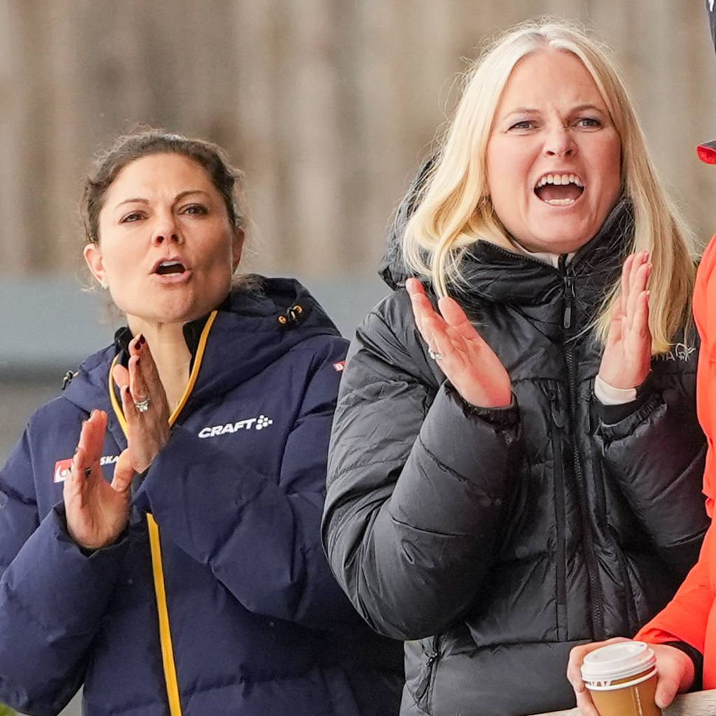 Kronprinzessin Victoria von Schweden und Kronprinzessin Mette-Marit von Norwegen jubeln bei der Ski-WM in Trondheim im März 2025