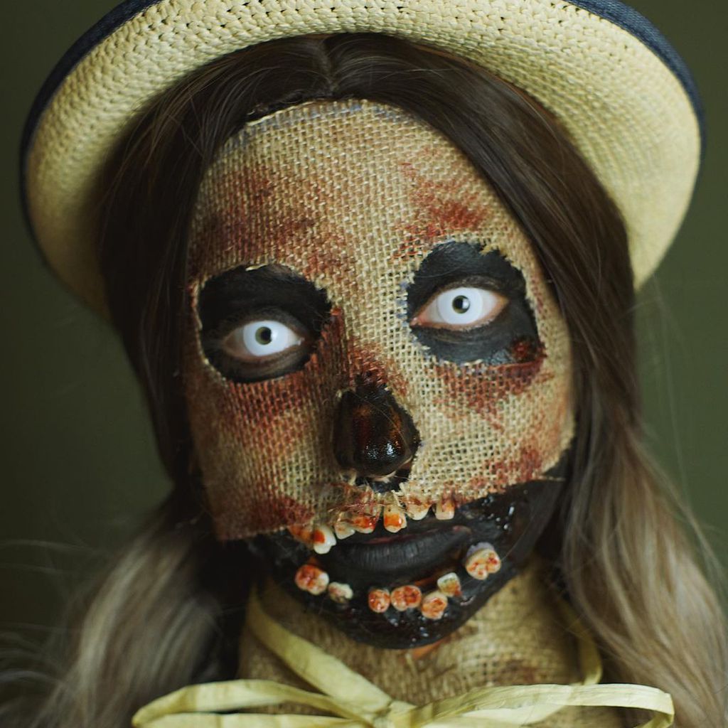 Vildan Cirpan als Vogelscheuche verkleidet, Halloween 2021
