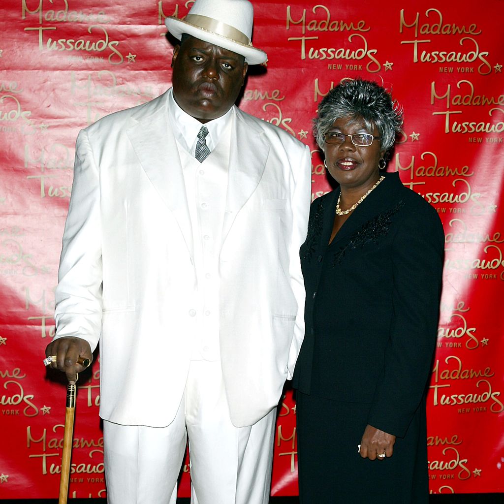 Violetta Wallace (rechts) mit der Wachsfigur ihres Sohnes Christopher Wallaca alias Notorious B.I.G.