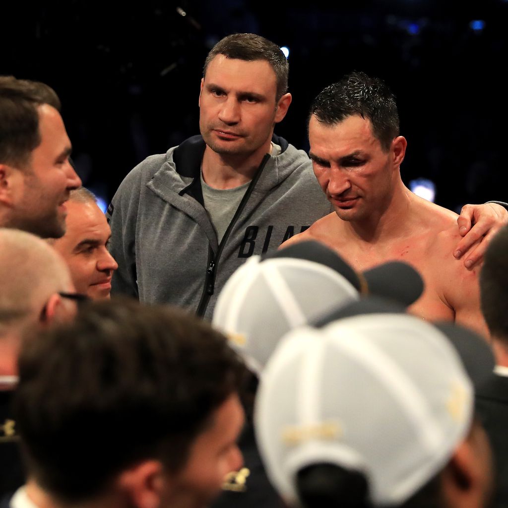 Vitali und Wladimir Klitschko nach dem verlorenen WM-Kampf im Wembley Stadion